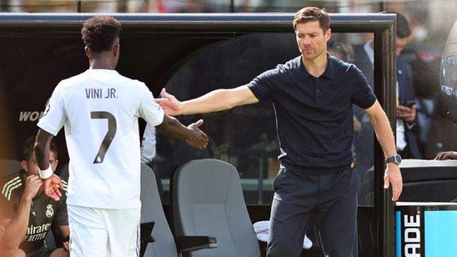 Xabi Alonso y Vinicius en un partido Xabi Alonso y Vinicius en un partido