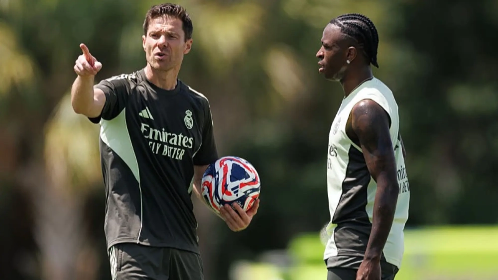 Vinicius y Xabi Alonso en un entrenamiento Vinicius y Xabi Alonso en un entrenamiento
