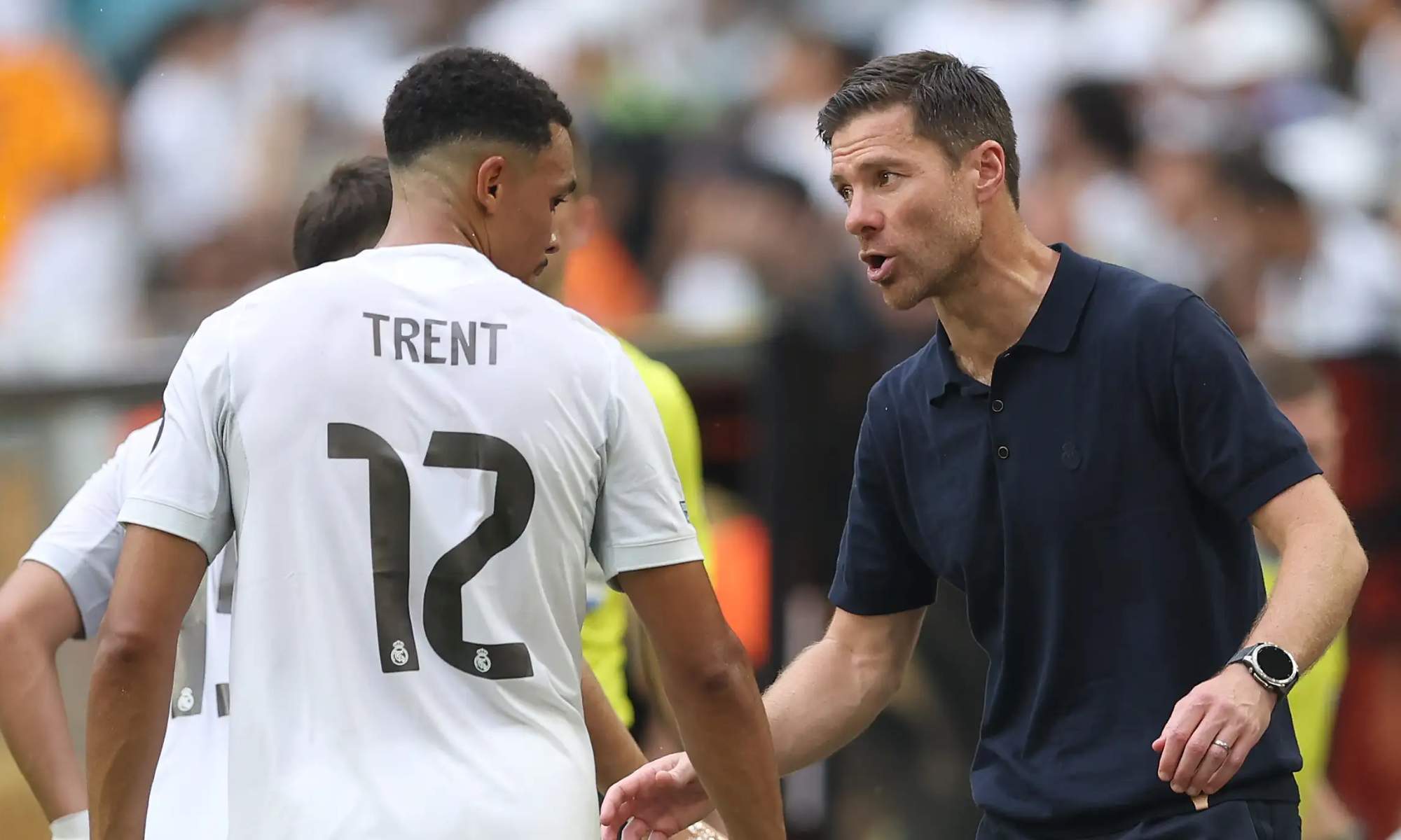 Trent Alexander Arnold hablando con Xabi Alonso