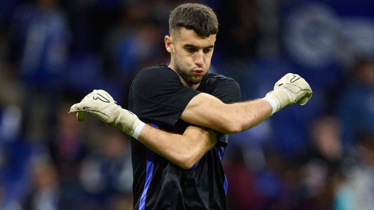 Joan García calentando con el Barça Joan García calentando con el Barça