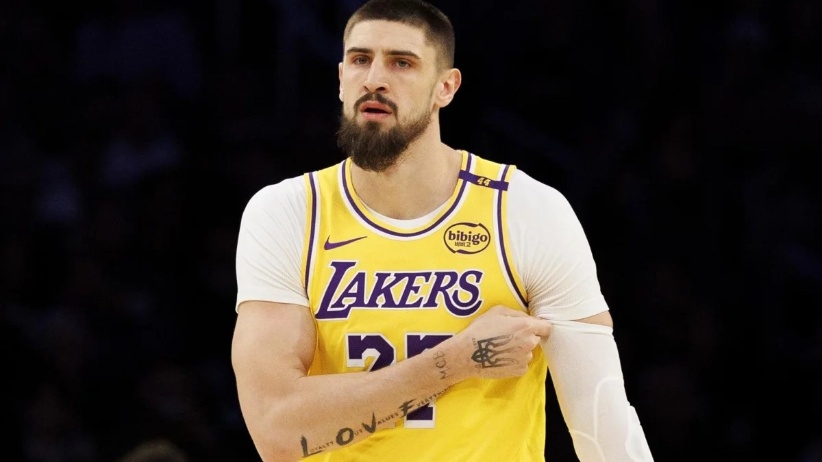 Alex Len durante un partido con los Lakers Alex Len durante un partido con los Lakers