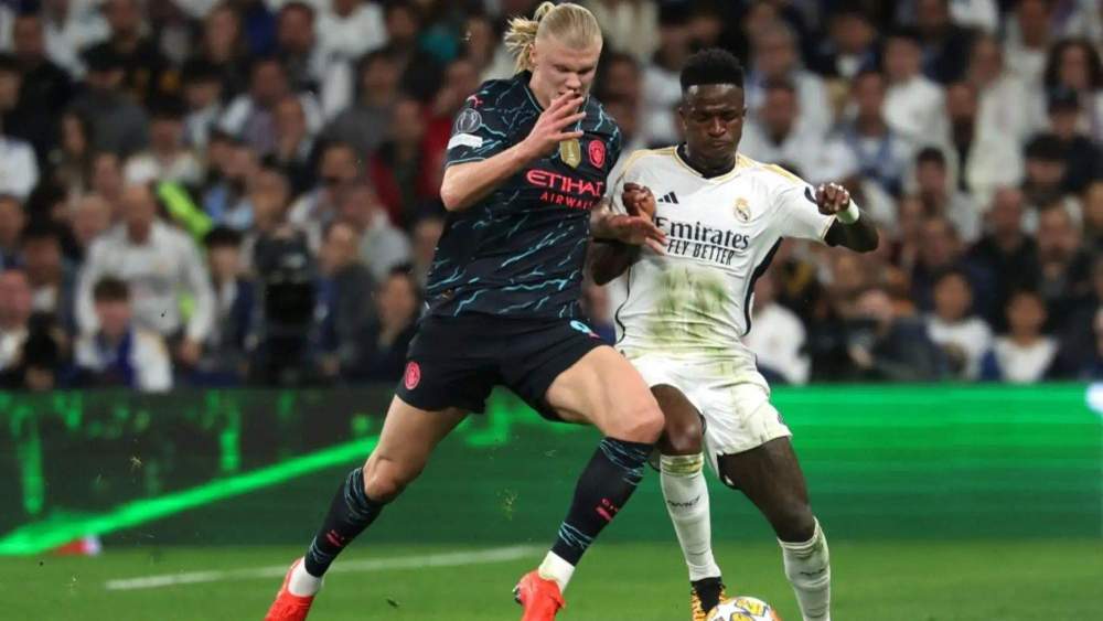 Erling Haaland compite con Vinícius Jr. por un balón en un partido de Champions League Erling Haaland compite con Vinícius Jr. por un balón en un partido de Champions League