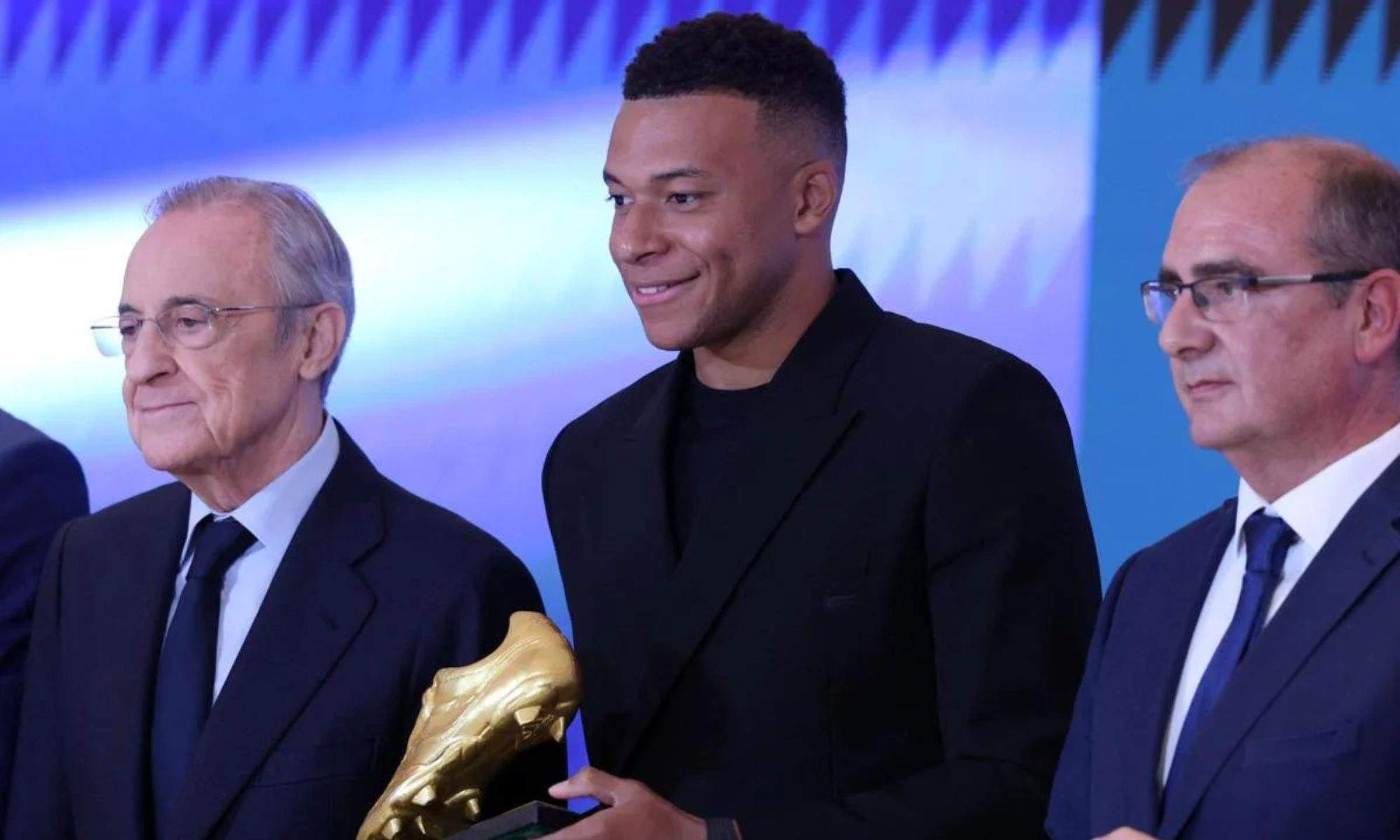 Kylian Mbappé ofrece la Bota de Oro ganada durante la temporada 24/25 Kylian Mbappé ofrece la Bota de Oro ganada durante la temporada 24/25
