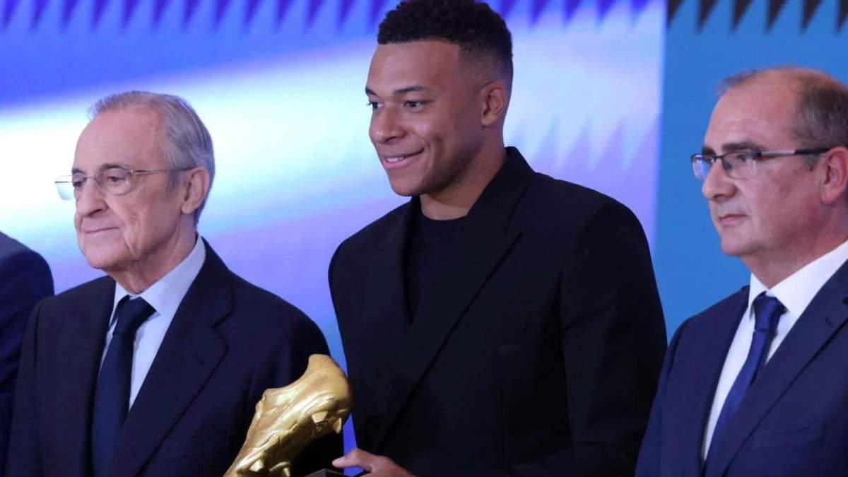 Kylian Mbappé ofrece la Bota de Oro ganada durante la temporada 24/25 Kylian Mbappé ofrece la Bota de Oro ganada durante la temporada 24/25