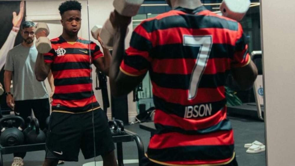 Vinícius mostrando su camiseta de Flamengo en un entrenamiento privado Vinícius mostrando su camiseta de Flamengo en un entrenamiento privado