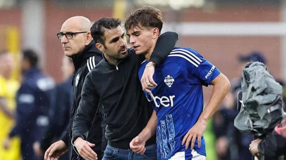 Cesc Fábregas hablando con Nico Paz Cesc Fábregas hablando con Nico Paz