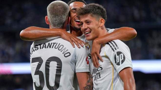 Guler y Mastantuono abrazados con Trent Guler y Mastantuono abrazados con Trent