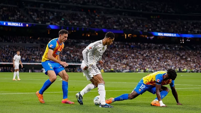 Bellingham frente al Valencia