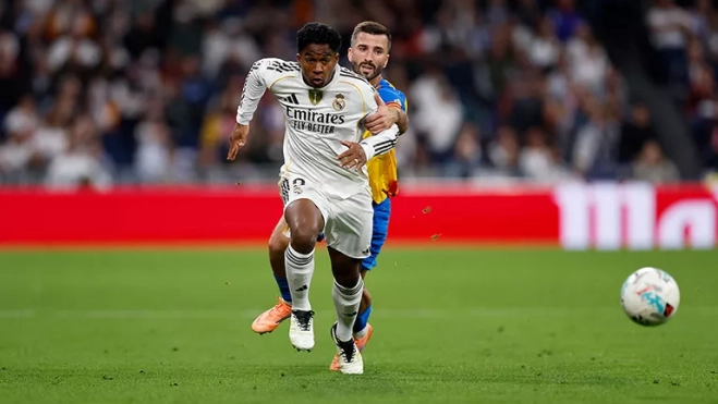 Endrick escapando en una carrera con Gayá