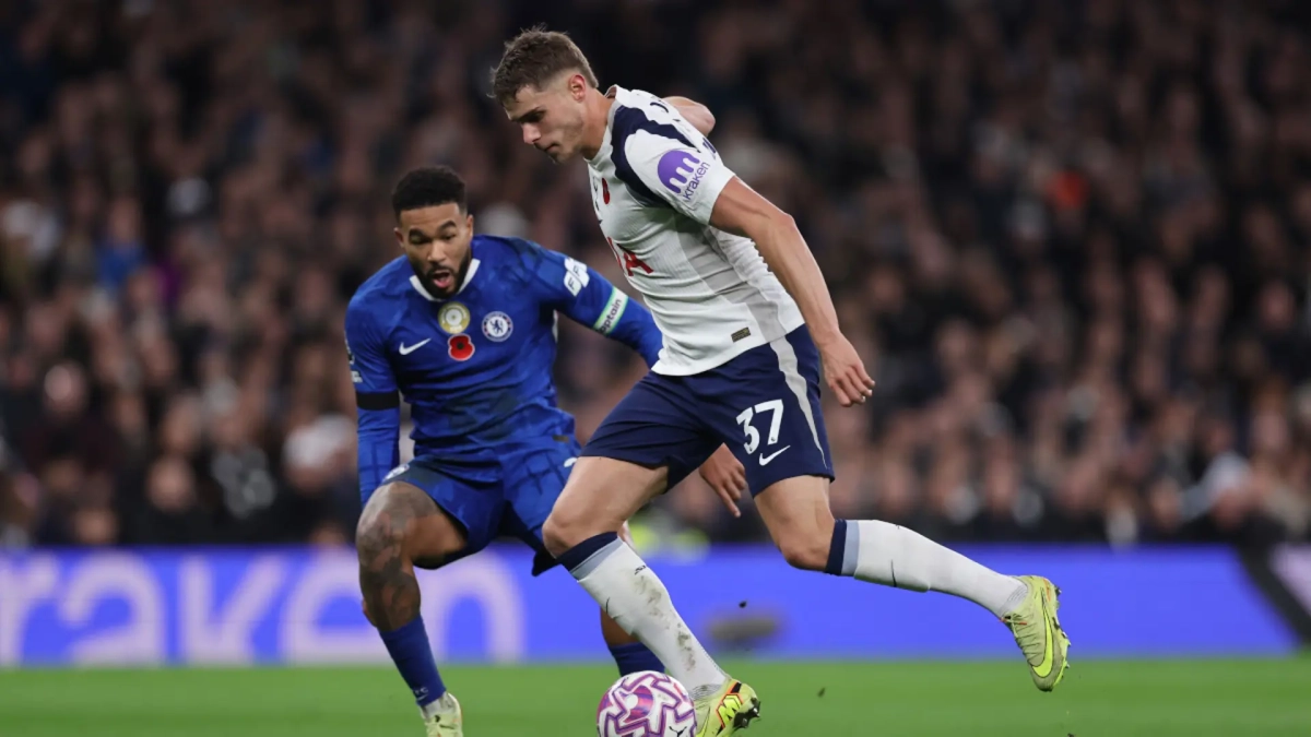 Van de Ven frente al Chelsea Van de Ven frente al Chelsea