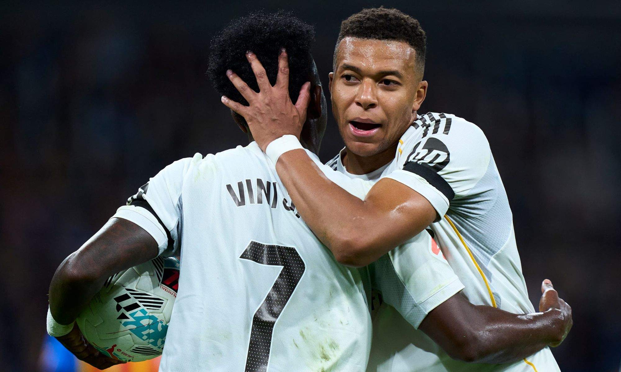 Vinicius y Mbappé se abrazan tras dejarse el penalti