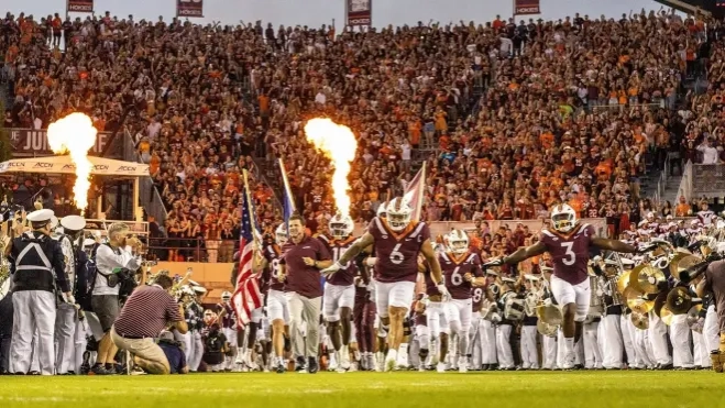 Los Hokies entrando al Lane Stadium de Virginia Tech