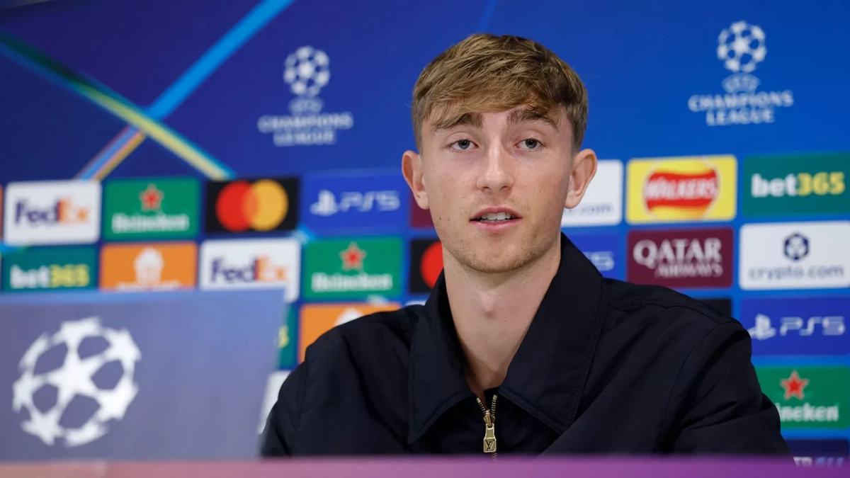 Huijsen en rueda de prensa