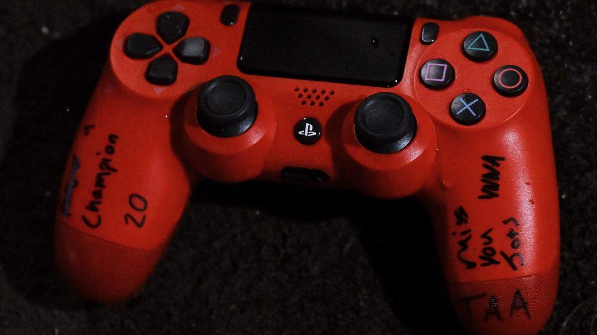 El mando depositado por Arnold en honor a su amigo Diogo Jota El mando depositado por Arnold en honor a su amigo Diogo Jota