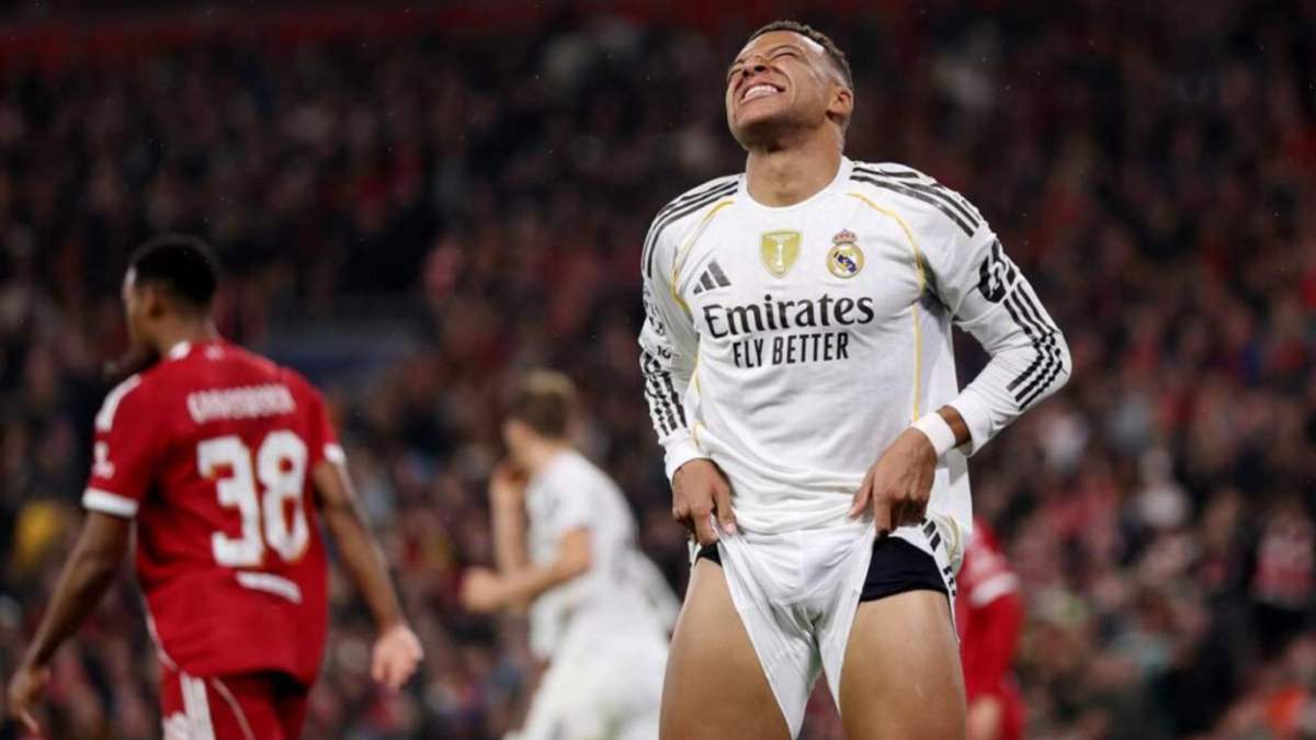 Mbappé lamentándose de una acción durante el partido en Anfield