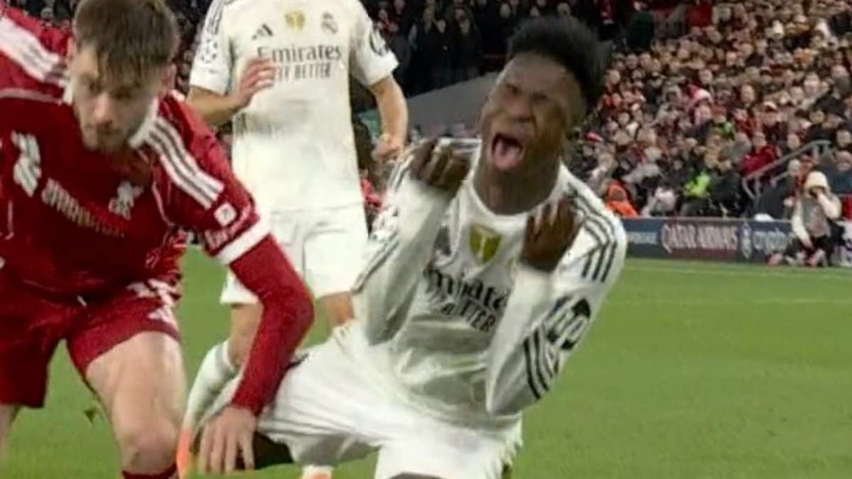 Manotazo sobre Vinicius Junior dentro del área Manotazo sobre Vinicius Junior dentro del área