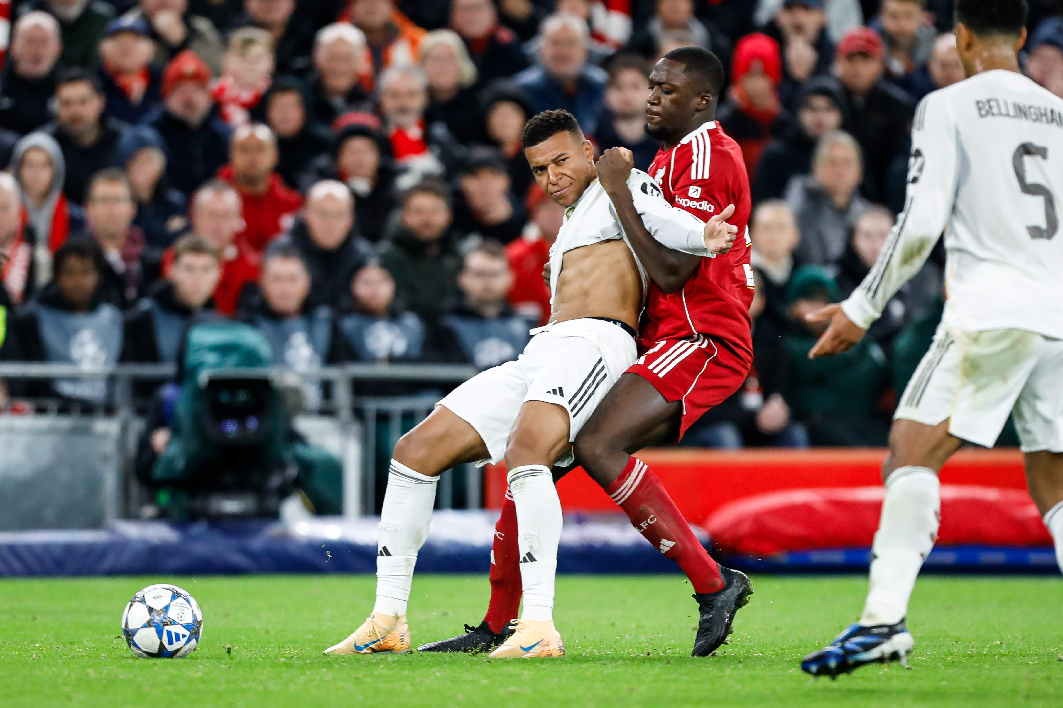 Konaté defendiendo a Mbappé con todo