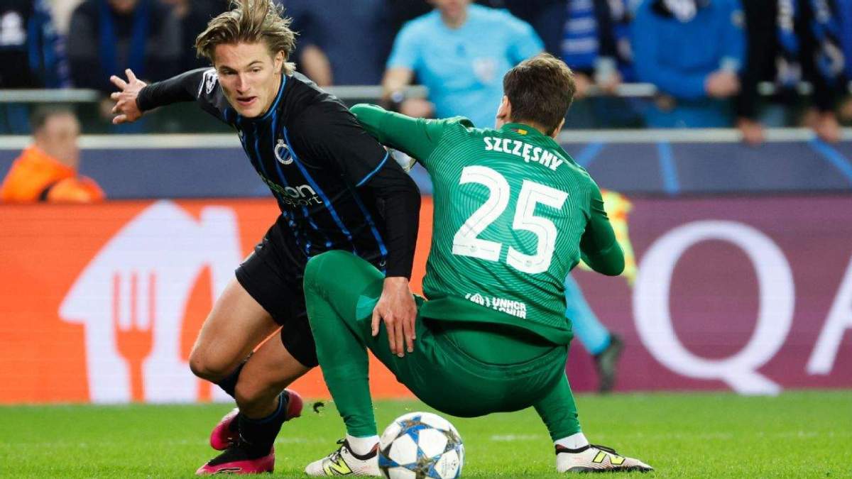 Szczesny liándola contra el Brujas Szczesny liándola contra el Brujas