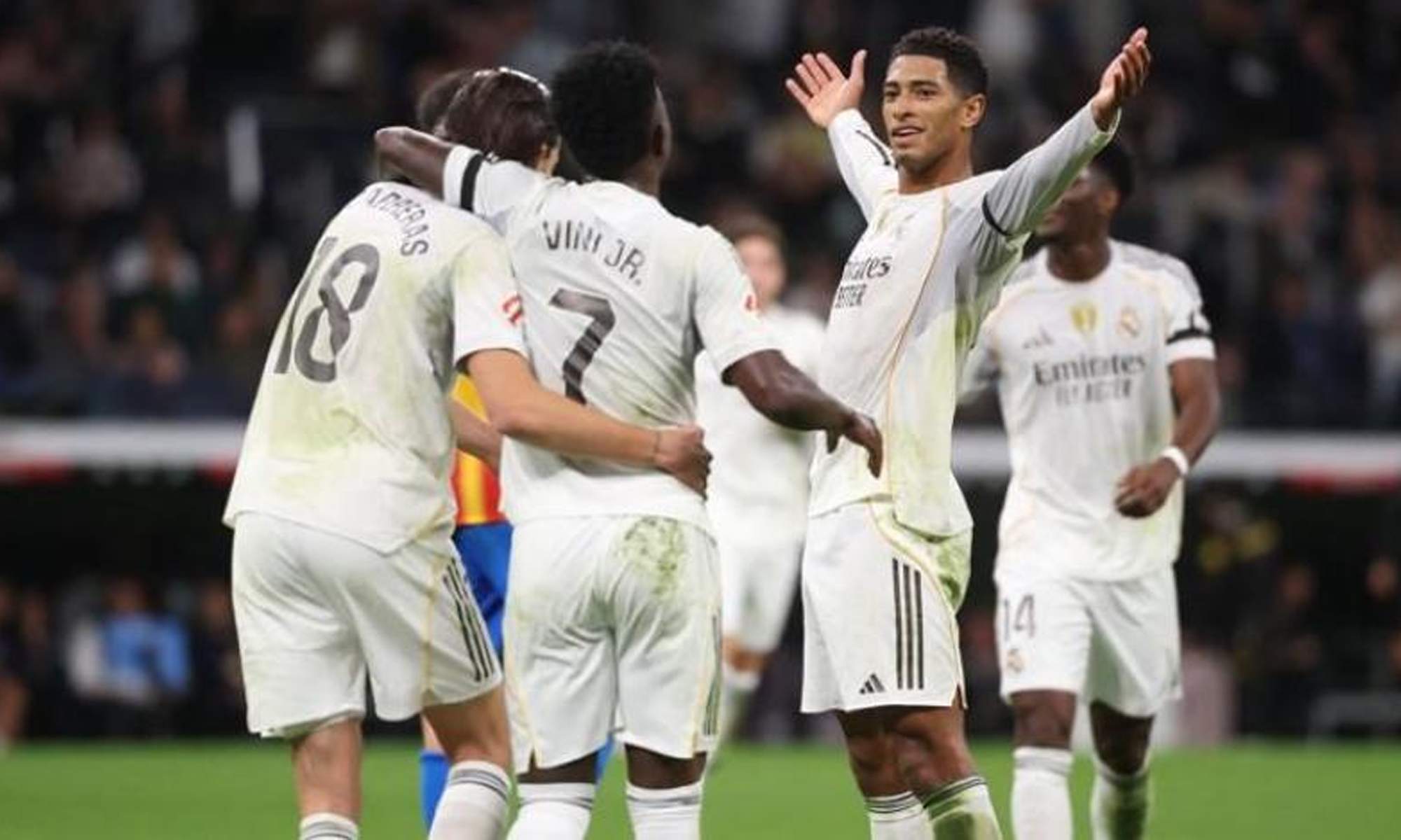 Jugadores del Real Madrid celebrando un gol contra el Valencia. 