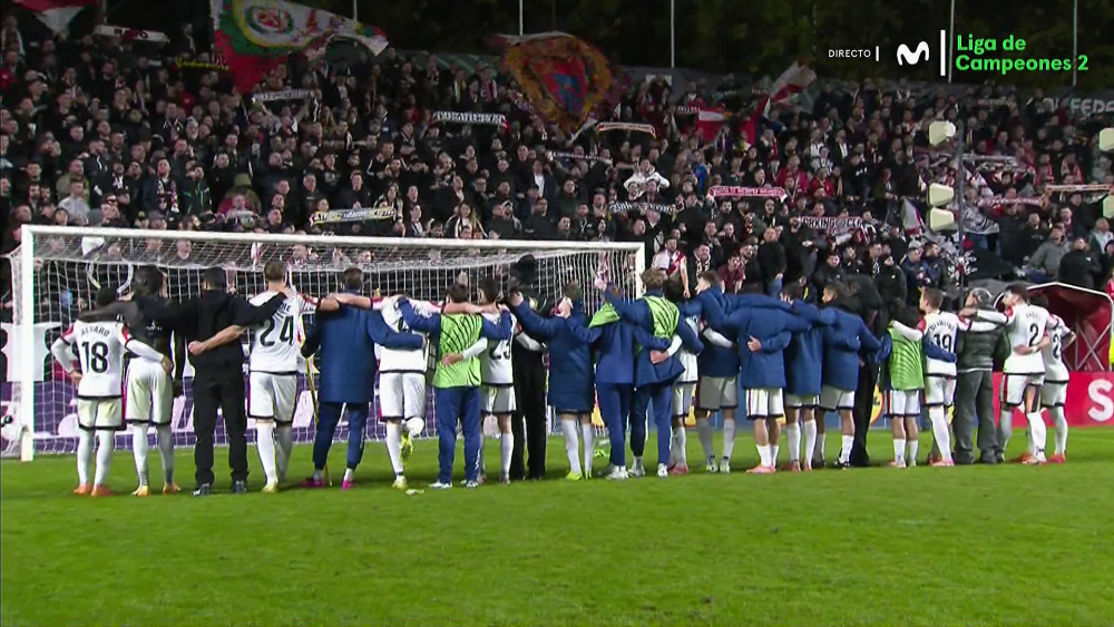 El Rayo Vallecano celebrando su victoria en Conference League