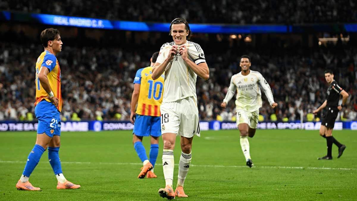 Álvaro Carreras celebrando su gol contra el Valencia. 