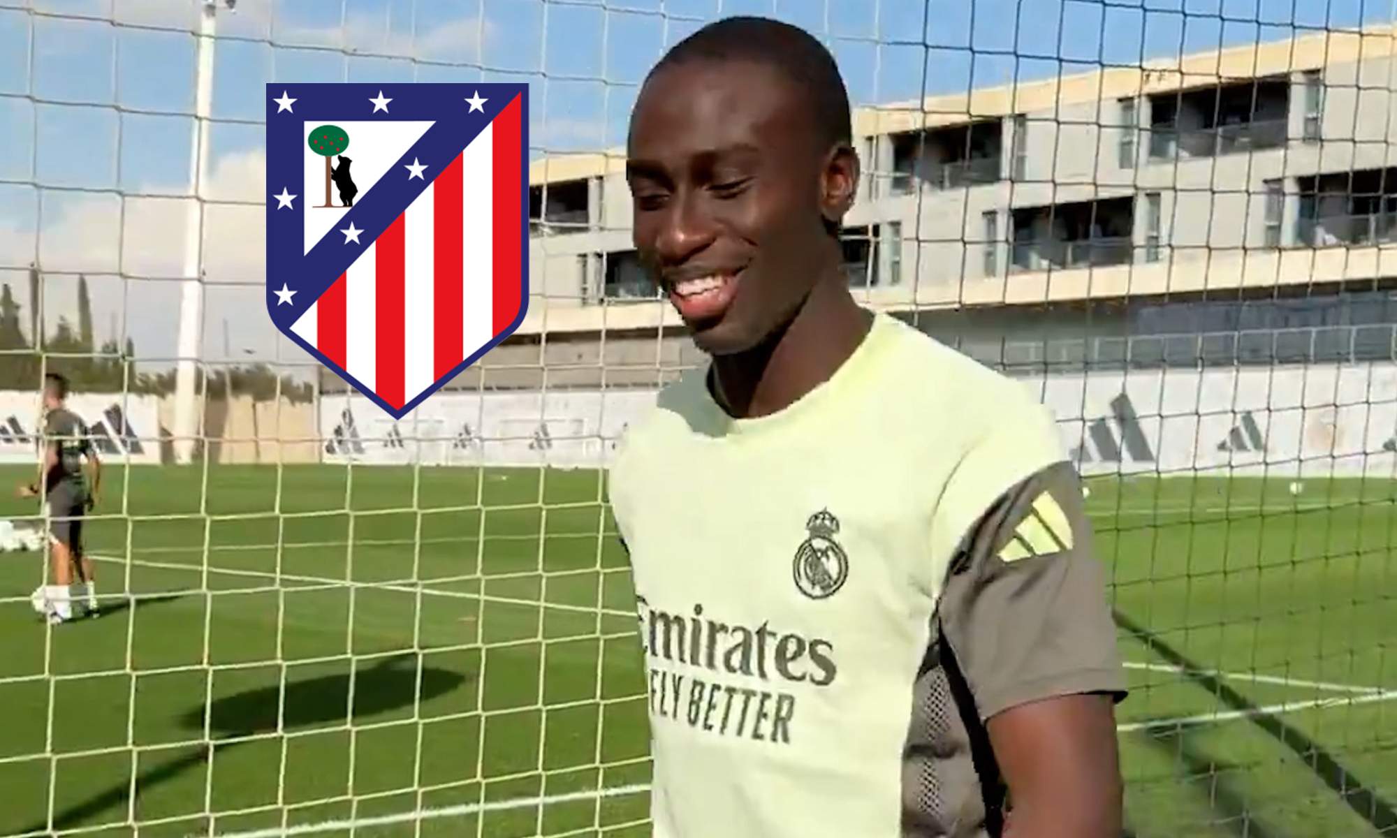 Ferland Mendy en un entrenamiento de Valdebebas y un escudo del Atlético de Madrid.
