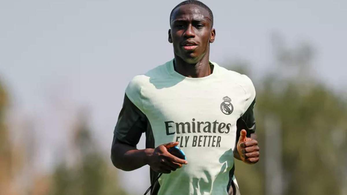 Ferland Mendy durante un calentamiento del Real Madrid.