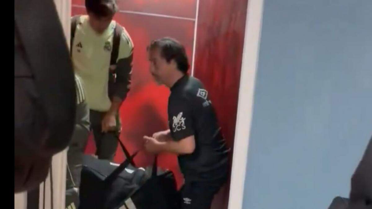 Gonzalo García ayudando con las mochilas a los utilleros en Vallecas Gonzalo García ayudando con las mochilas a los utilleros en Vallecas