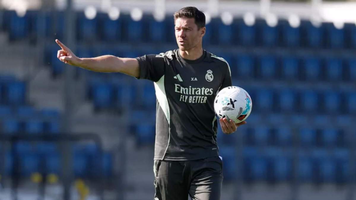 Xabi Alonso dirigiendo el entrenamiento Xabi Alonso dirigiendo el entrenamiento