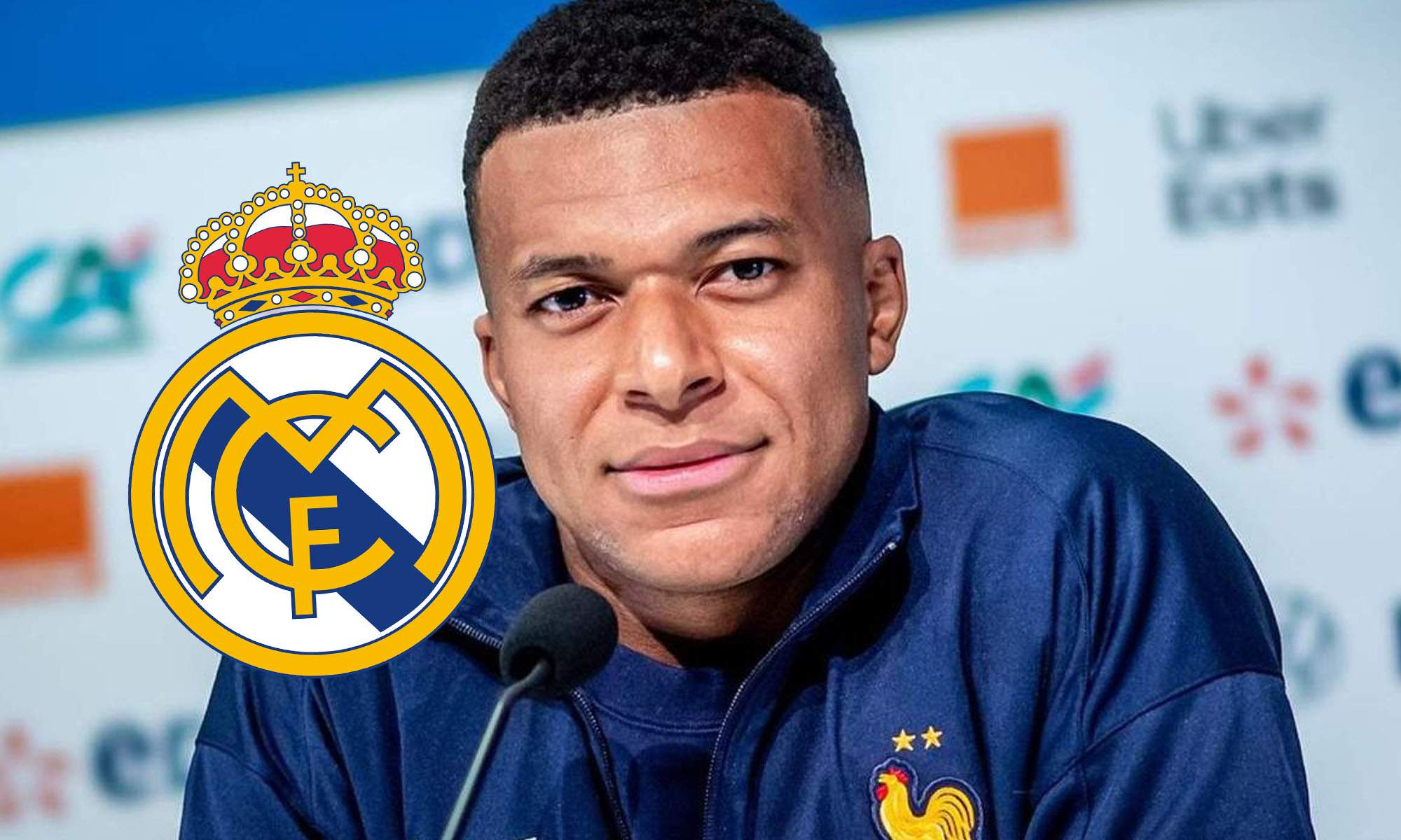 Mbappé en rueda de prensa con Francia y escudo Real Madrid
