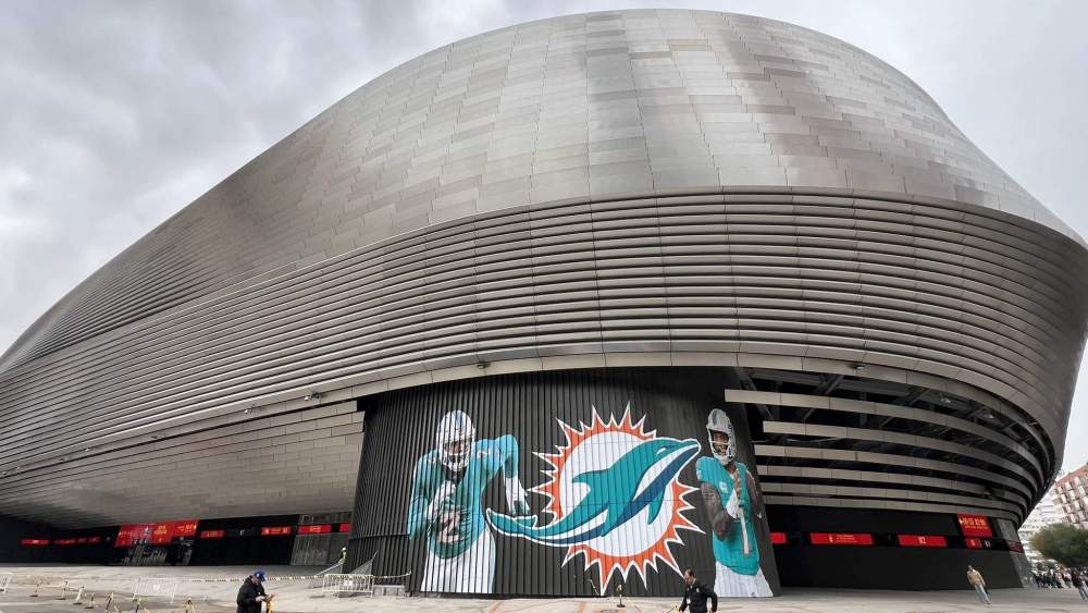 El exterior del Bernabéu con el logo de los Miami Dolphins El exterior del Bernabéu con el logo de los Miami Dolphins