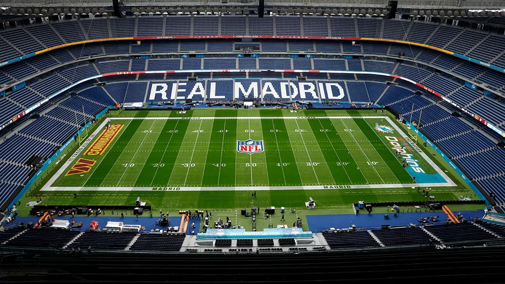 Bernabéu con el logo de la NFL listo para el partido