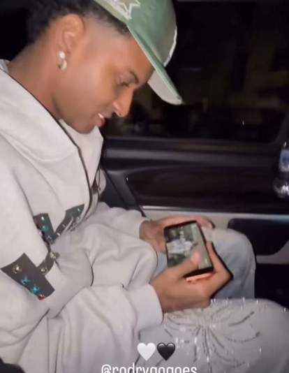 Rodrygo viendo el crucial partido de Santos durante la noche. Rodrygo viendo el crucial partido de Santos durante la noche.