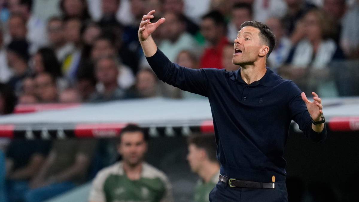 Xabi Alonso dando órdenes durante el partido contra el Villarreal