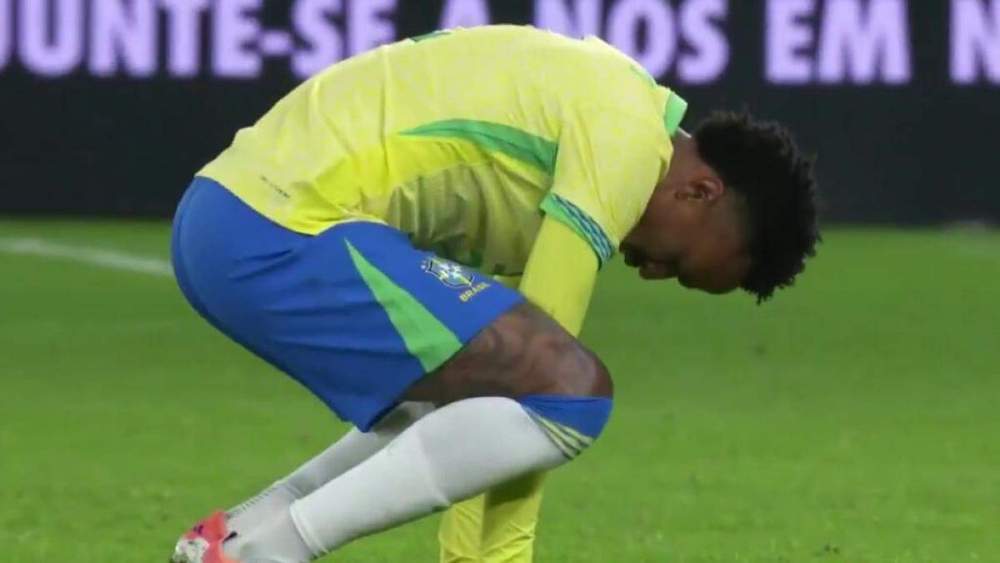 Momento en el que Militao se va al suelo Momento en el que Militao se va al suelo