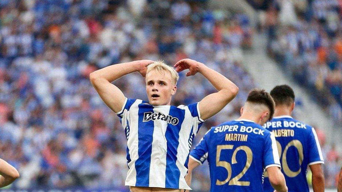 Victor Froholdt celebrando un gol con el Oporto