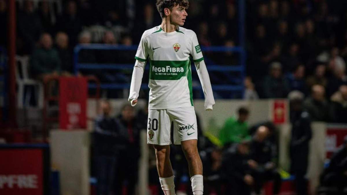 Rodrigo Mendoza durante un partido con el Elche