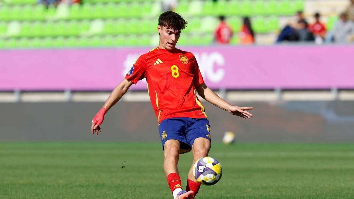 Rodrigo Mendoza jugando con la selección española sub 20