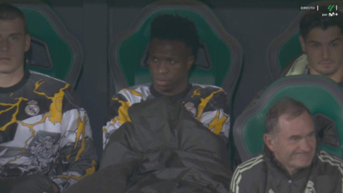 Vinicius en el banquillo durante el Elche Real Madrid Vinicius en el banquillo durante el Elche Real Madrid