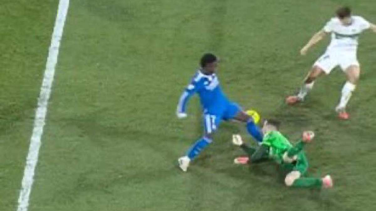 El momento del impacto de Vinicius con Iñaki Peña