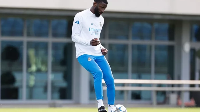 Rudiger entrenando en la previa frente a Olympiacos