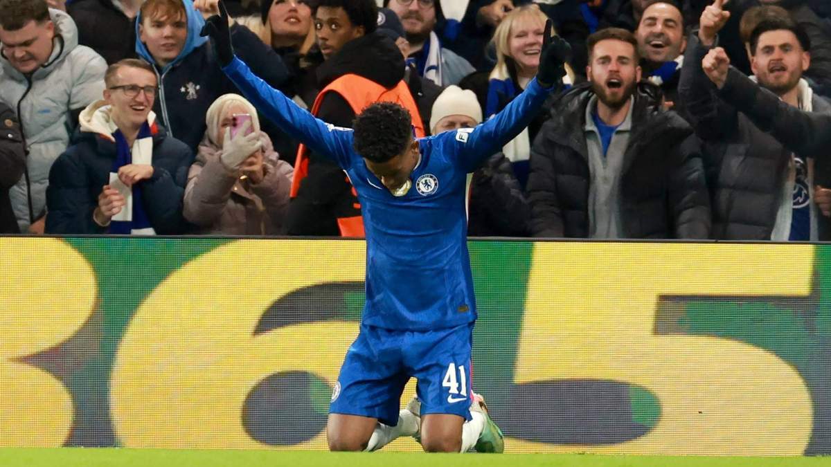 Estevao celebrando el gol ante el Barça