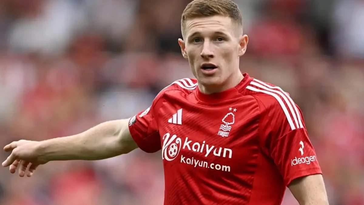 Elliot Anderson con su club Elliot Anderson con su club