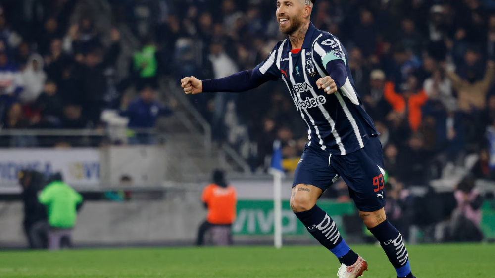 Sergio Ramos disputando un partido con Rayados.
