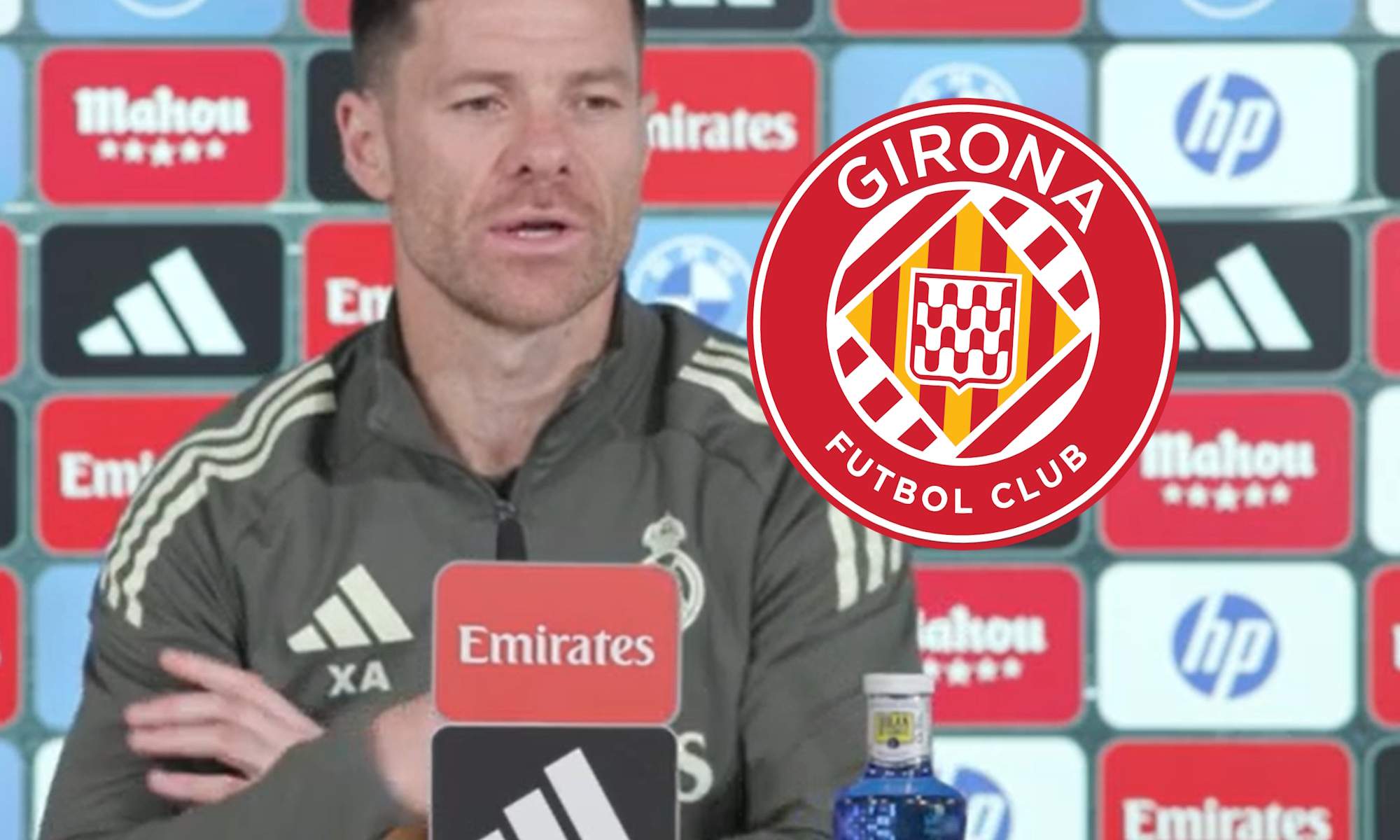 Xabi Alonso en rueda de prensa y escudo del Girona