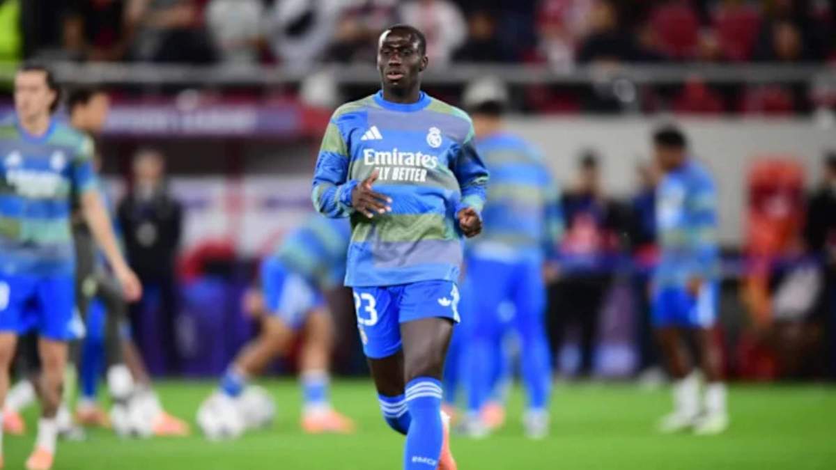 Ferland Mendy calentando antes del partido contra el Olympiacos Ferland Mendy calentando antes del partido contra el Olympiacos
