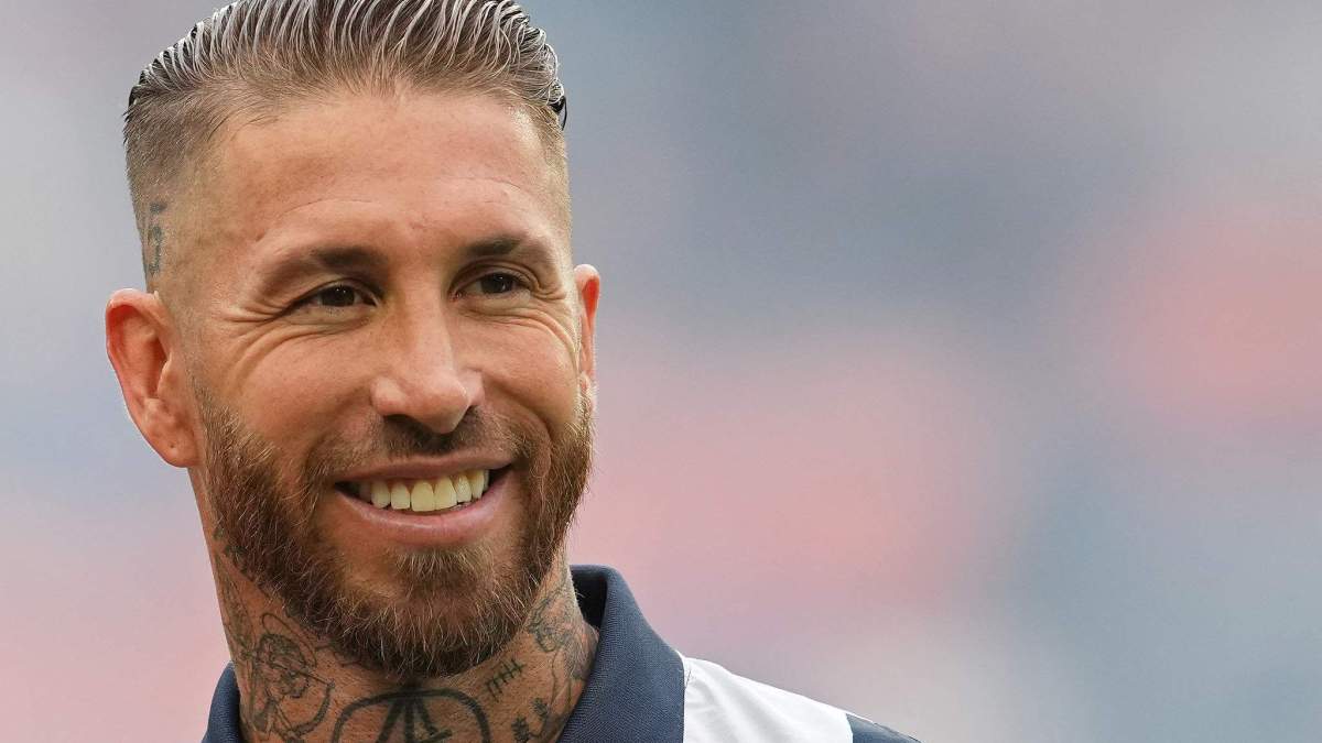 Sergio Ramos sonriendo en un partido con Rayados. 