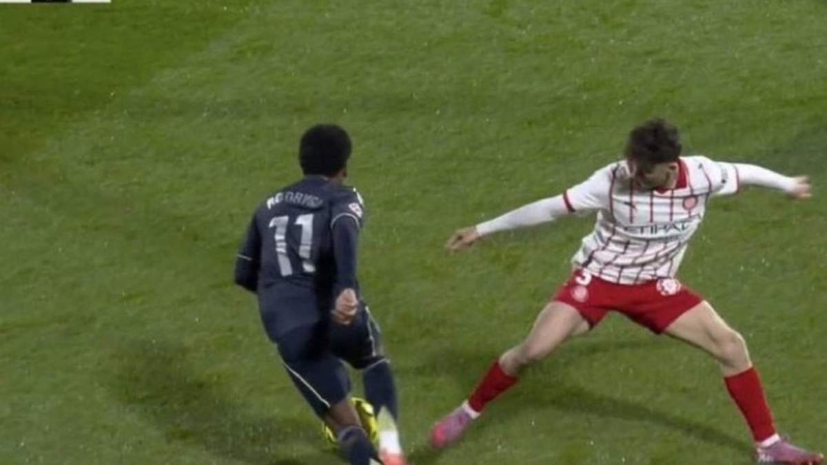 Posible penalti a Rodrygo no pitado