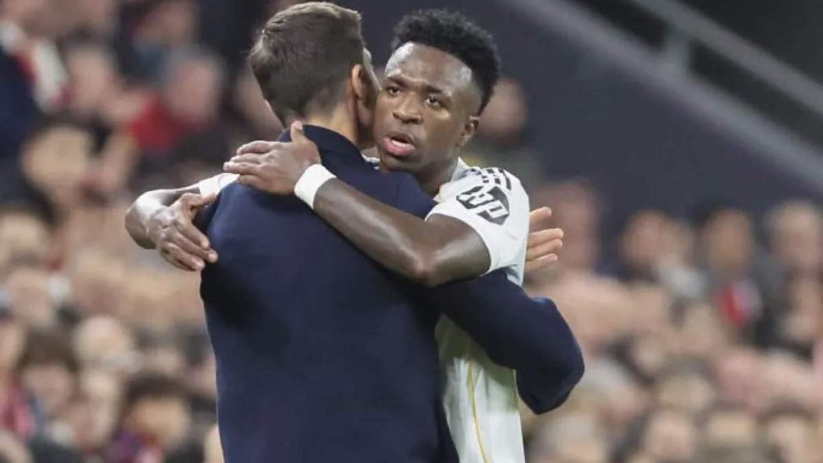 Xabi Alonso y Vinicius Junior se abrazan luego de la sustitución de éste. Xabi Alonso y Vinicius Junior se abrazan luego de la sustitución de éste.