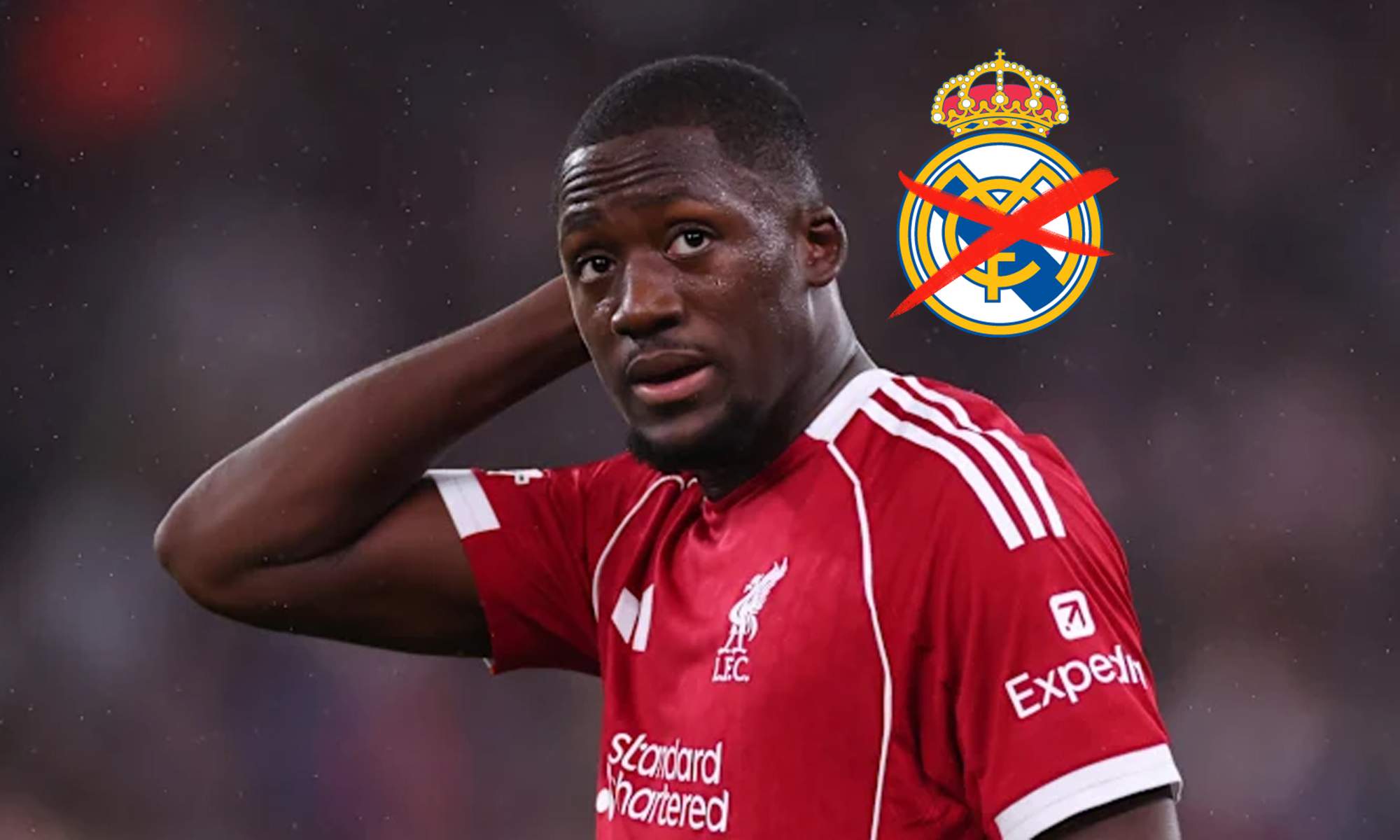 Ibrahima Konaté jugando un partido con el Liverpool y el escudo del Real Madrid tachado.